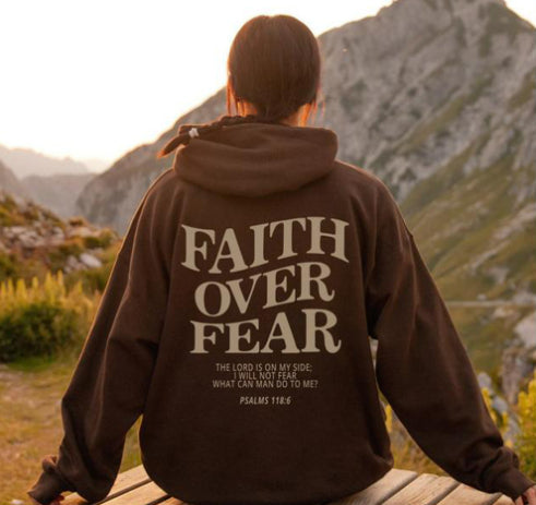 Sudadera cristiana "Fe sobre el miedo" con versículo bíblico