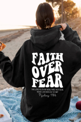 Sudadera cristiana "Fe sobre el miedo" con versículo bíblico