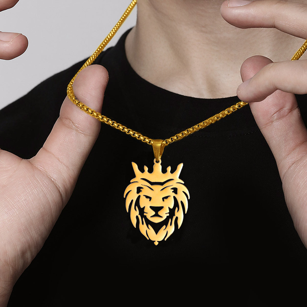 Collar con colgante de cabeza de león dorado para hombre